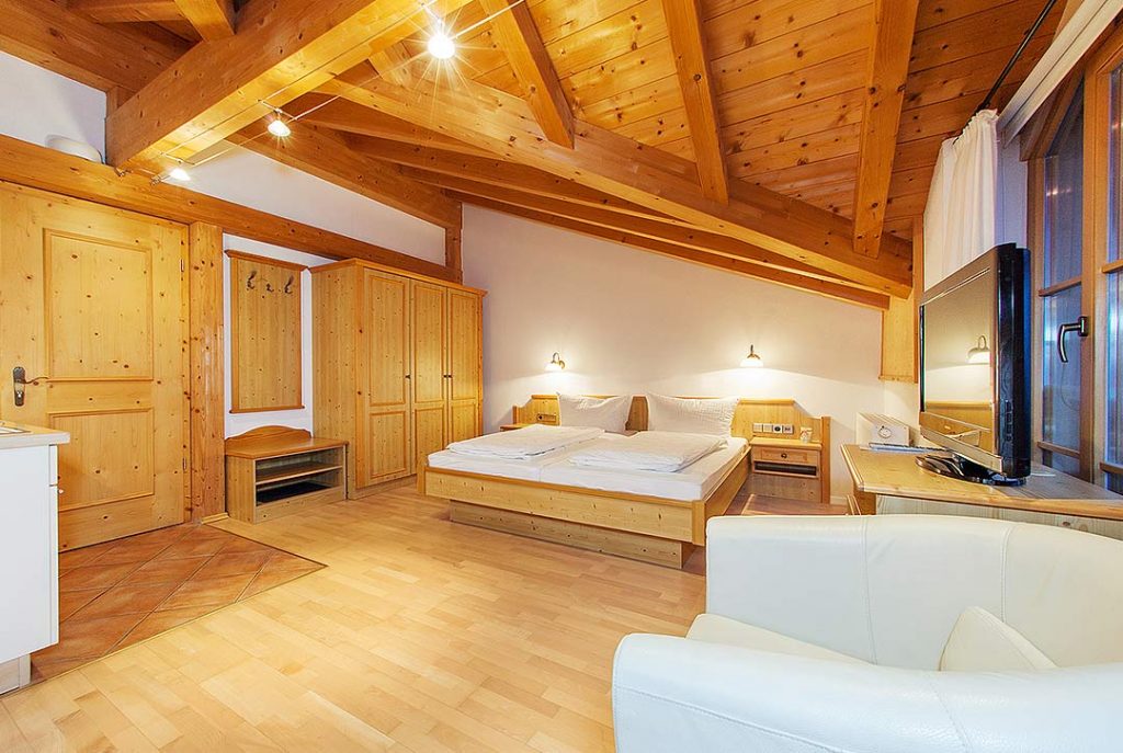Appartement Giebelstueberl - Wohnbereich mit Komfortbett