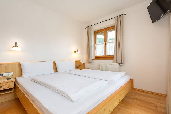 Ferienwohnung Walmberg - Schlafzimmer mit TV