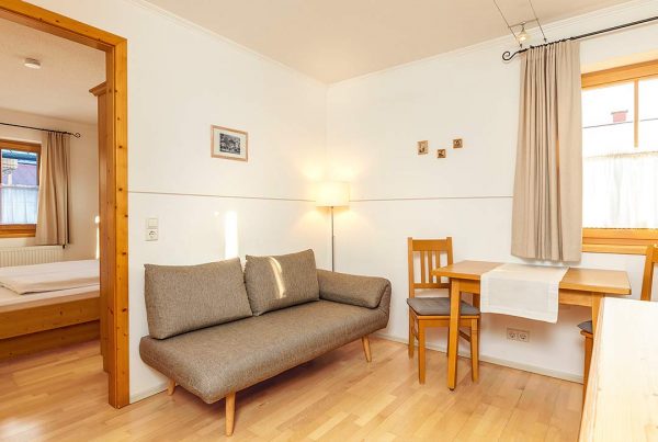 Appartement Walmberg – Sitzecke und Essbereich