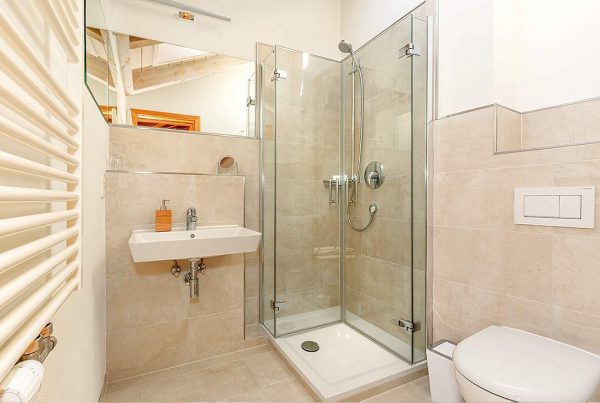 Appartement Giebelstüberl - Bad mit hellem Dachfenster